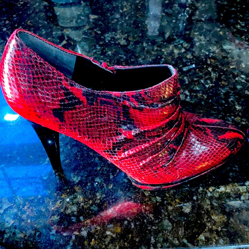 BRAND NEW.Black and red snakeskin leather booties